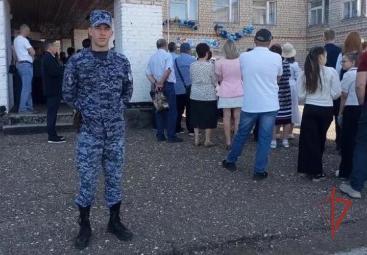 В Оренбургской области росгвардейцы обеспечили безопасность проведения в школах последних звонков