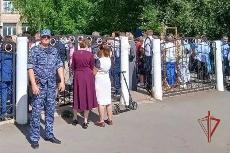 В Оренбургской области росгвардейцы обеспечили безопасность проведения в школах последних звонков