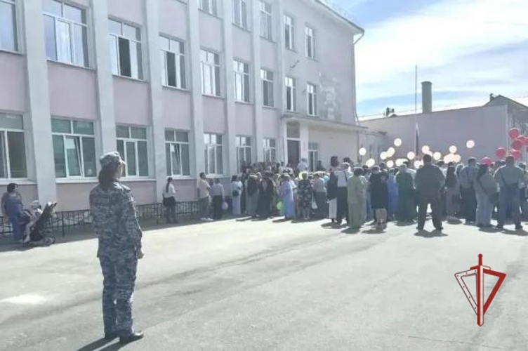 В Оренбургской области росгвардейцы обеспечили безопасность проведения в школах последних звонков