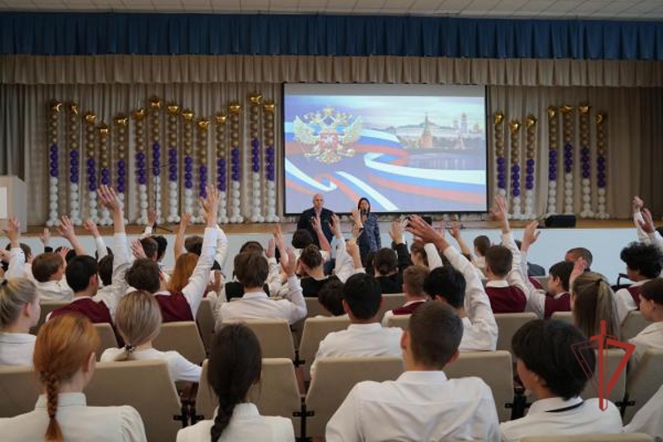 В Оренбурге сотрудники и военнослужащие Росгвардии провели урок мужества для учащихся Нежинского лицея