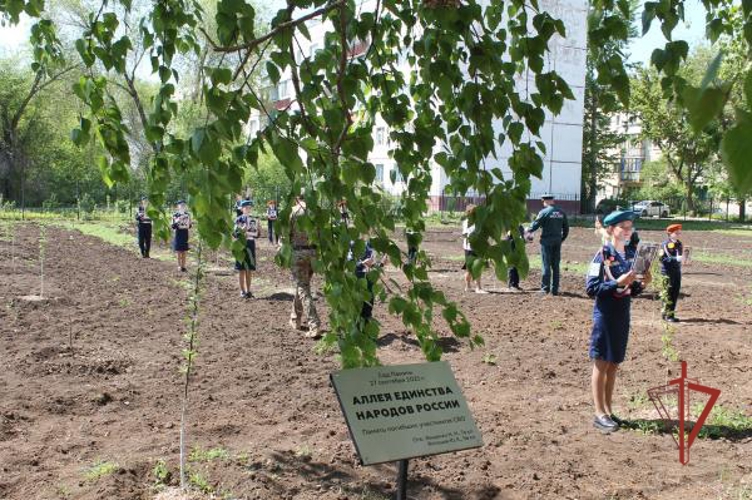 В Оренбурге росгвардейцы приняли участие в торжественном мероприятии и школьном параде 