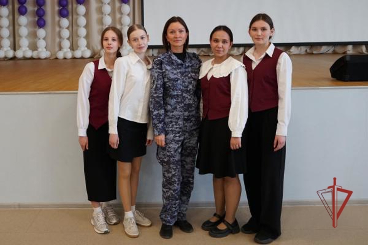 В Оренбурге сотрудники и военнослужащие Росгвардии провели урок мужества для учащихся Нежинского лицея