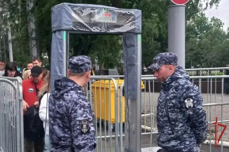 В Оренбурге росгвардецы обеспечили правопорядок во время проведения Дня молодежи и закрытия фестиваля «Евразия Глобал»