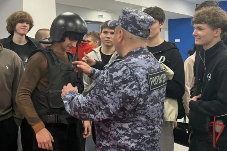 В Оренбургской области сотрудники вневедомственной охраны Росгвардии приняли участие в Ярмарке вакансий