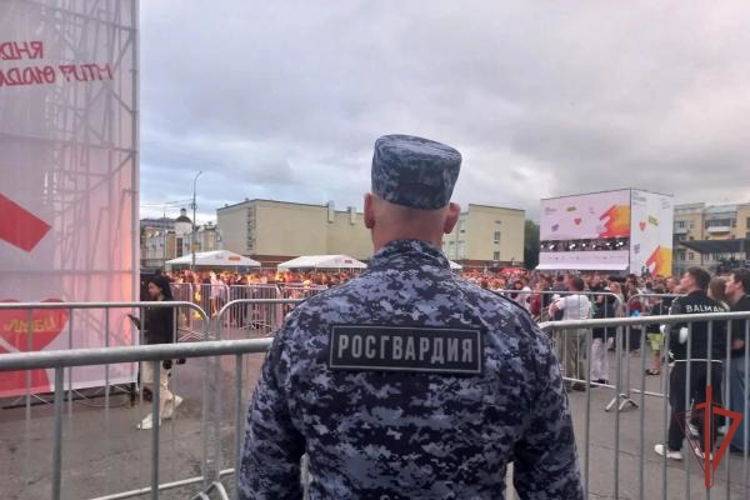 В Оренбурге росгвардецы обеспечили правопорядок во время проведения Дня молодежи и закрытия фестиваля «Евразия Глобал»