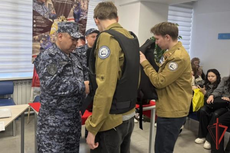 В Оренбургской области сотрудники вневедомственной охраны Росгвардии приняли участие в Ярмарке вакансий