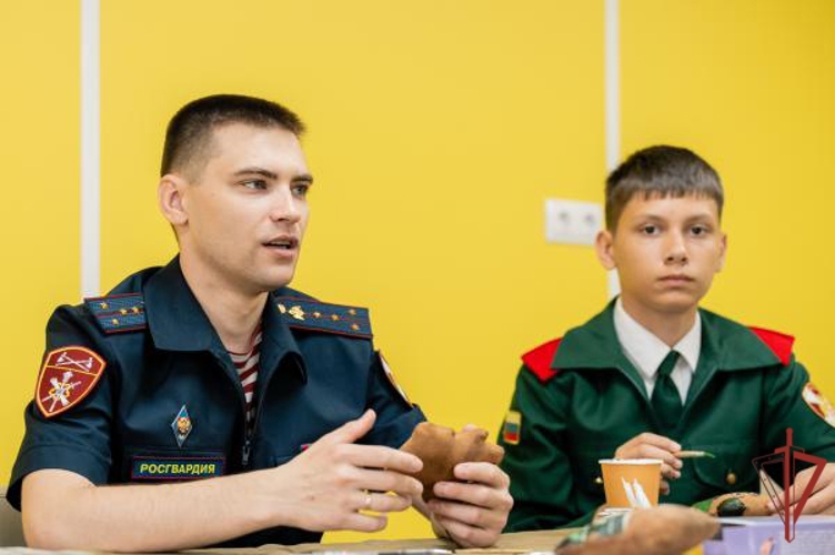 В Оренбургской области росгвардейцы приняли участие в тематическом мероприятии «Герои рядом»