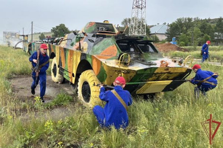 В Оренбурге росгвардейцы провели военно-полевой сбор с воспитанниками Оренбургского президентского кадетского училища (видео)