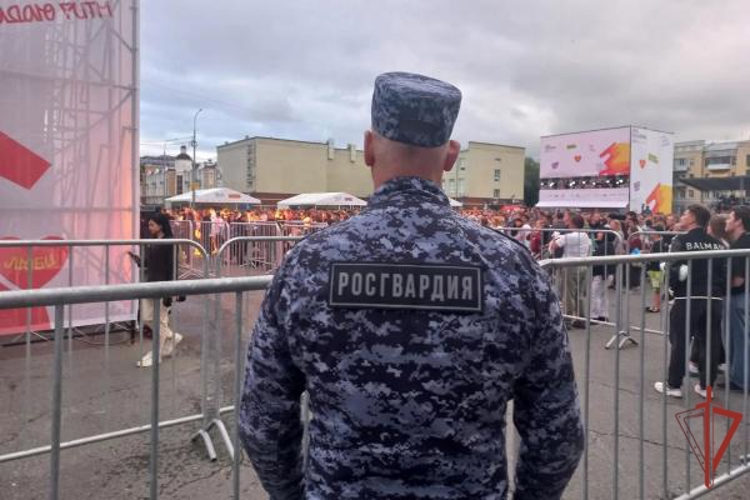 В Оренбурге росгвардецы обеспечили правопорядок во время проведения Дня молодежи и закрытия фестиваля «Евразия Глобал»