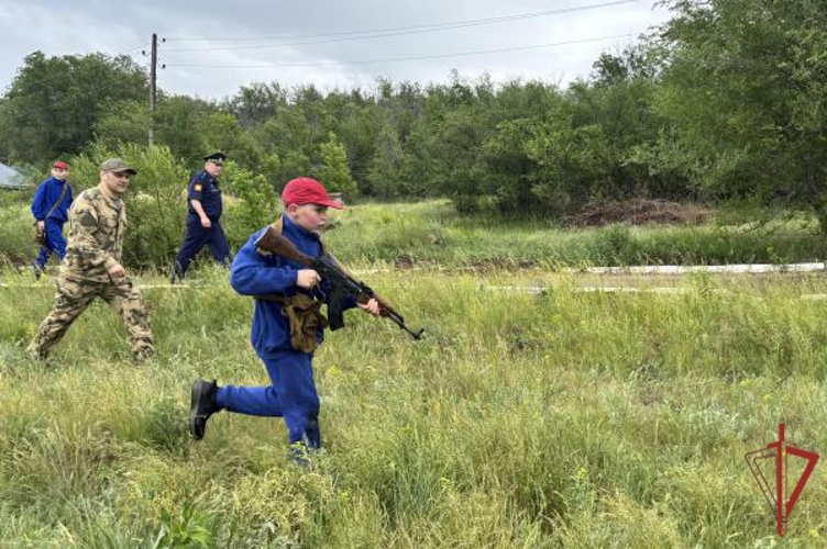 В Оренбурге росгвардейцы провели военно-полевой сбор с воспитанниками Оренбургского президентского кадетского училища (видео)