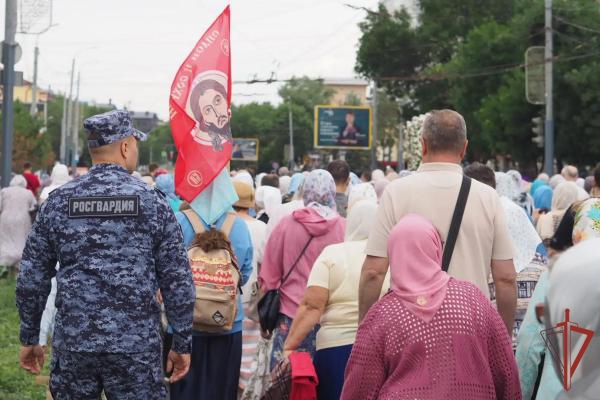 В ОРЕНБУРГЕ РОСГВАРДИЯ ОБЕСПЕЧИЛА ПРАВОПОРЯДОК ВО ВРЕМЯ КРЕСТНОГО ХОДА С ТАБЫНСКОЙ ИКОНОЙ БОЖИЕЙ МАТЕРИ