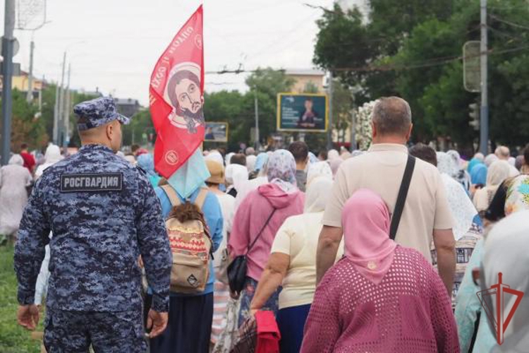 В Оренбурге Росгвардия обеспечила правопорядок во время крестного хода с Табынской иконой Божией Матери (видео)