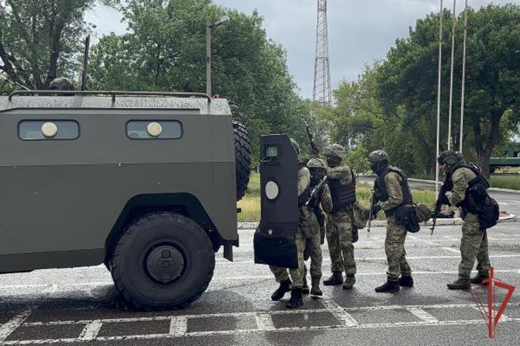 В Оренбурге росгвардейцы провели военно-полевой сбор с воспитанниками Оренбургского президентского кадетского училища (видео)