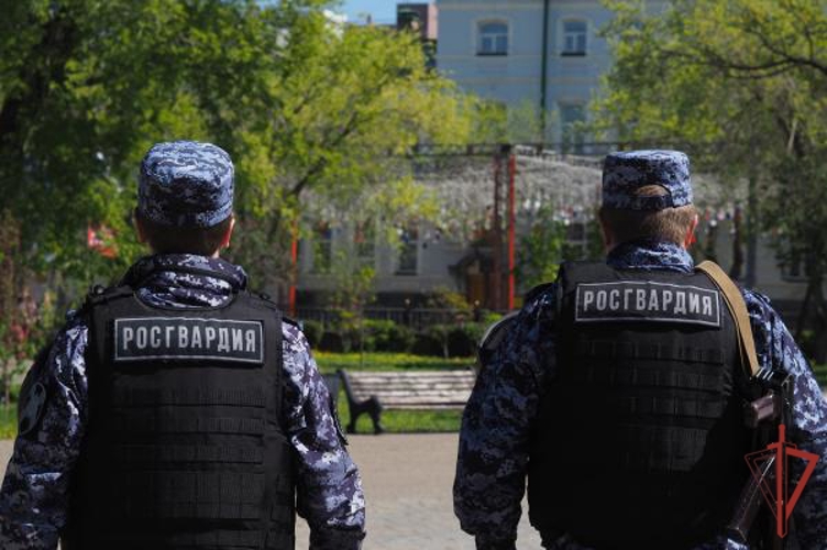 Сотрудники вневедомственной охраны Росгвардии оперативно отреагировали на сигнал тревоги и пресекли драку возле торгового центра в Оренбурге