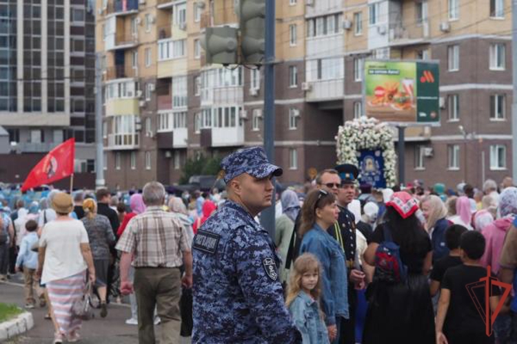 В Оренбурге Росгвардия обеспечила правопорядок во время крестного хода с Табынской иконой Божией Матери (видео)