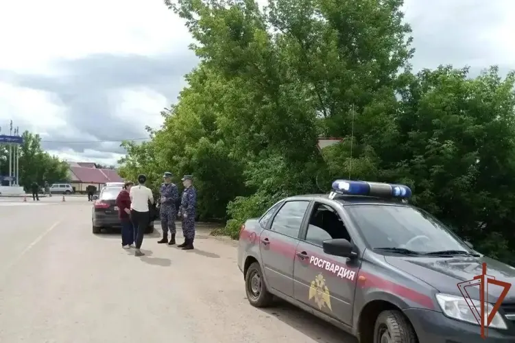 Росгвардейцы в Оренбургской области обеспечивают безопасность на пострадавших от подтопления территориях (видео)