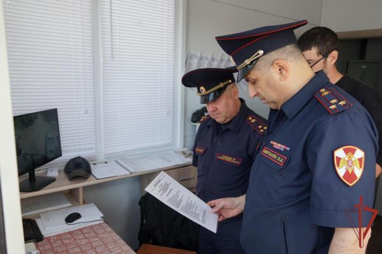 В Оренбурге начальник Управления Росгвардии по Оренбургской области проверил антитеррористическую защищённость детских оздоровительных лагерей