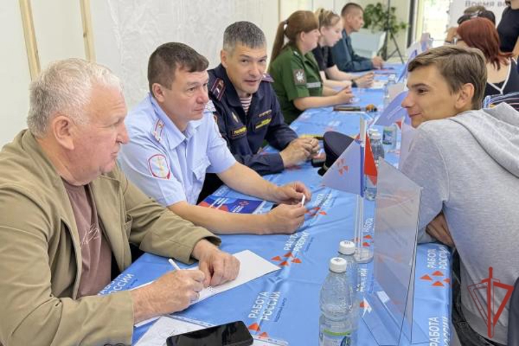 В Оренбургской области росгвардейцы принимают участие в Ярмарке вакансий