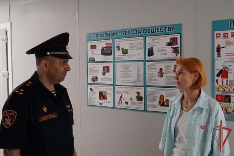 В Оренбурге начальник Управления Росгвардии по Оренбургской области проверил антитеррористическую защищённость детских оздоровительных лагерей