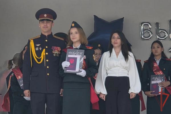 В ОРЕНБУРГЕ РОСГВАРДЕЙЦЫ ПРИНЯЛИ УЧАСТИЕ В ТОРЖЕСТВЕННОМ ВРУЧЕНИИ АТТЕСТАТОВ ВЫПУСКНИКАМ ПОДШЕФНОГО КАДЕТСКОГО КЛАССА