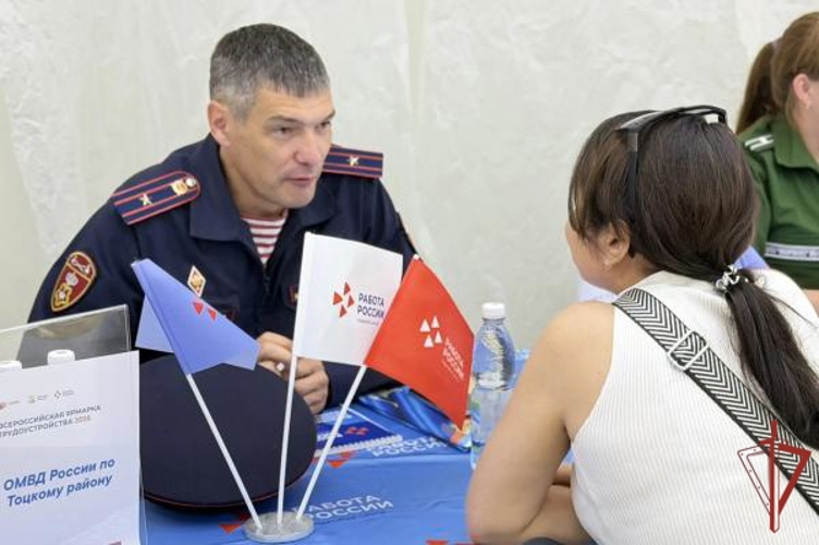 В Оренбургской области росгвардейцы принимают участие в Ярмарке вакансий