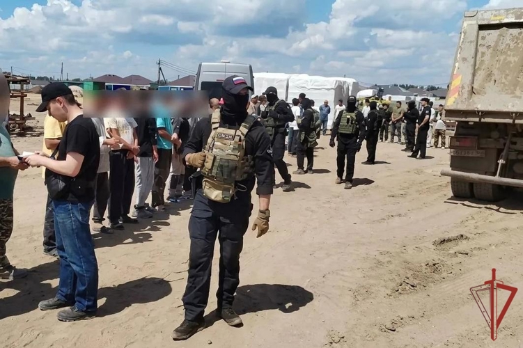 При силовой поддержке ОМОН «Кобра» Росгвардии в Оренбурге проведён рейд по строительным объектам
