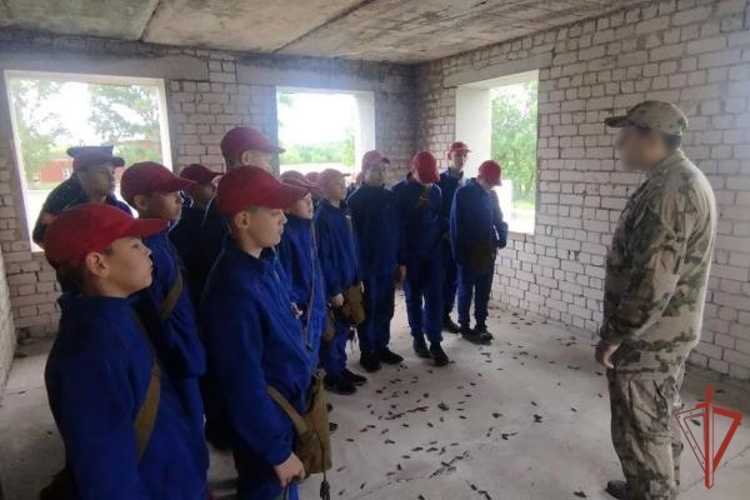 В Оренбурге сотрудники ОМОН приняли участие в ведомственной акции «Каникулы с Росгвардией» 