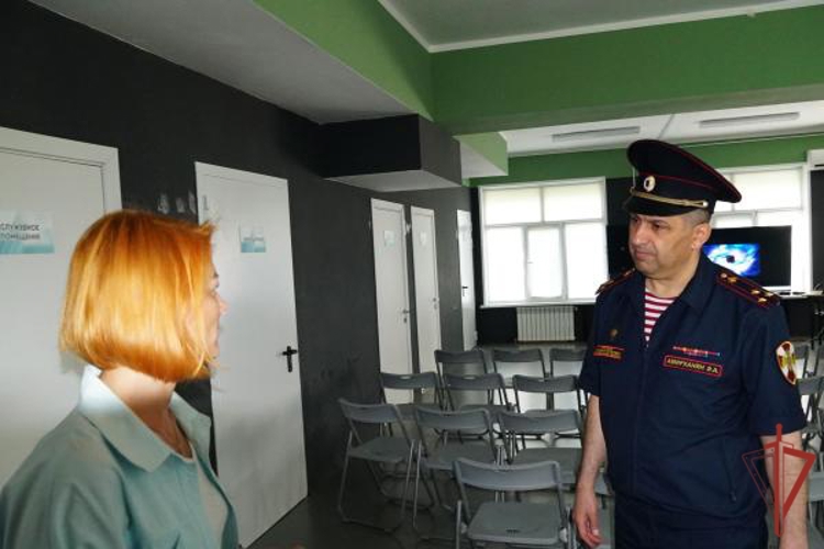 В Оренбурге начальник Управления Росгвардии по Оренбургской области проверил антитеррористическую защищённость детских оздоровительных лагерей