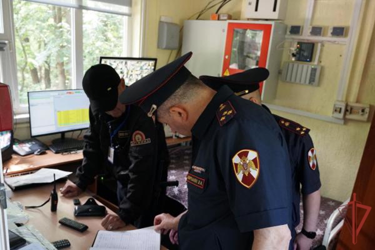 В Оренбурге начальник Управления Росгвардии по Оренбургской области проверил антитеррористическую защищённость детских оздоровительных лагерей