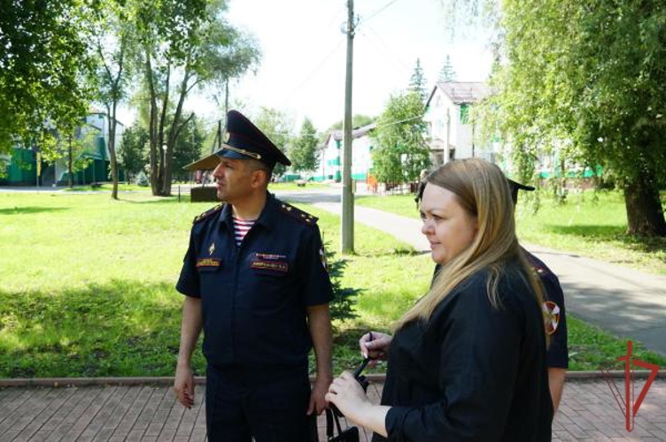 В Оренбурге начальник Управления Росгвардии по Оренбургской области проверил антитеррористическую защищённость детских оздоровительных лагерей