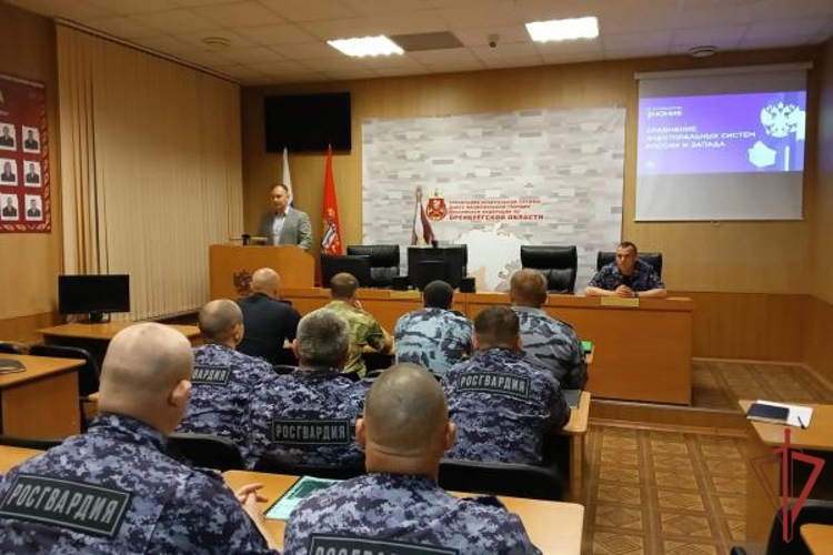 В Оренбурге лектор российского общества «Знание» Александр Здвижков встретился с личным составом территориального Управления Росгвардии 