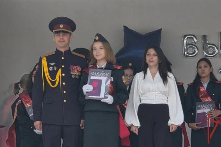 В Оренбурге росгвардейцы приняли участие в торжественном вручении аттестатов выпускникам подшефного кадетского класса