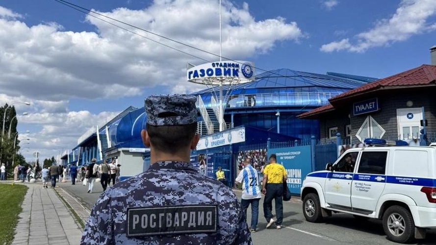 В Оренбурге росгвардейцы обеспечили правопорядок во время проведения футбольного матча