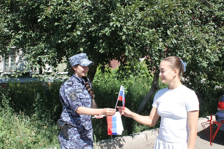 Росгвардейцы  поздравили жителей Оренбурга с Днем Государственного флага России