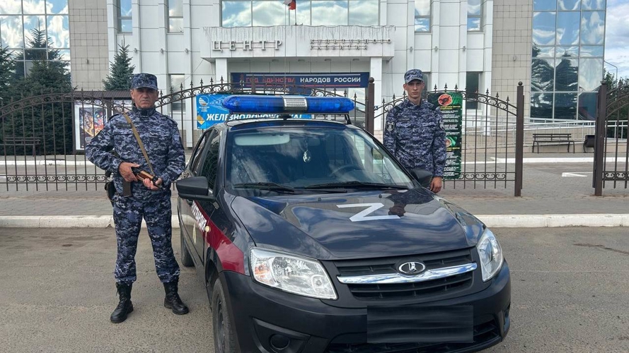 В Оренбургской области сотрудники вневедомственной охраны Росгвардии задержали агрессивного гражданина, нанесшего ножевое ранение сотруднику частной охраны