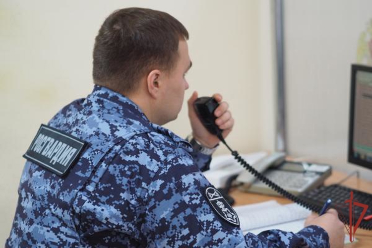 В Оренбурге росгварейцы задержали гражданина, который похитил  музыкальную  колонку стоимостью более 20 000 рублей