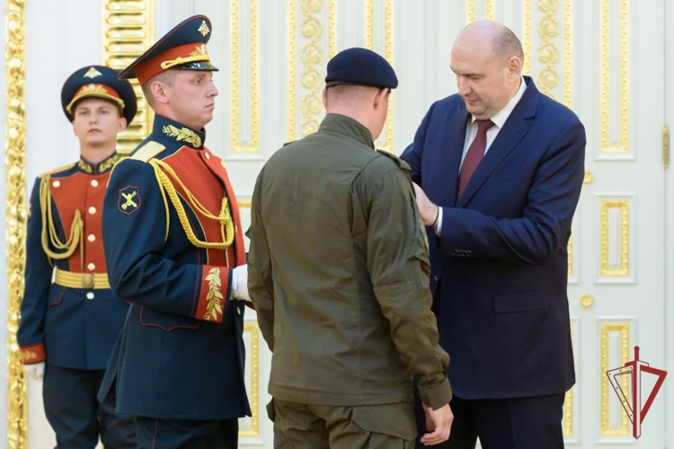 Губернатор Оренбургской области Евгений Солнцев вручил государственную награду росгвардейцу