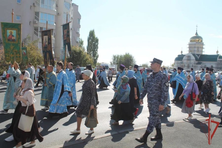 В Оренбурге росгвардейцы обеспечили правопорядок во время Крестного хода в честь Рождества Пресвятой Богородицы