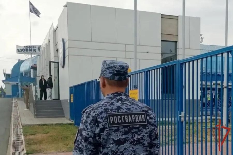 Росгвардейцы обеспечили безопасность во время проведения футбольного матча в Оренбурге