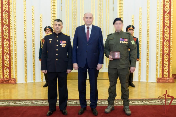 Губернатор Оренбургской области Евгений Солнцев вручил государственную награду росгвардейцу