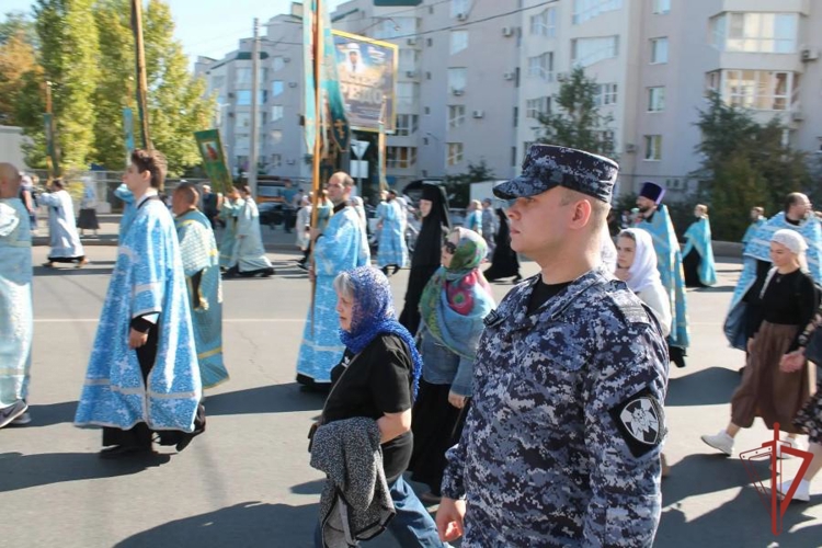 В Оренбурге росгвардейцы обеспечили правопорядок во время Крестного хода в честь Рождества Пресвятой Богородицы