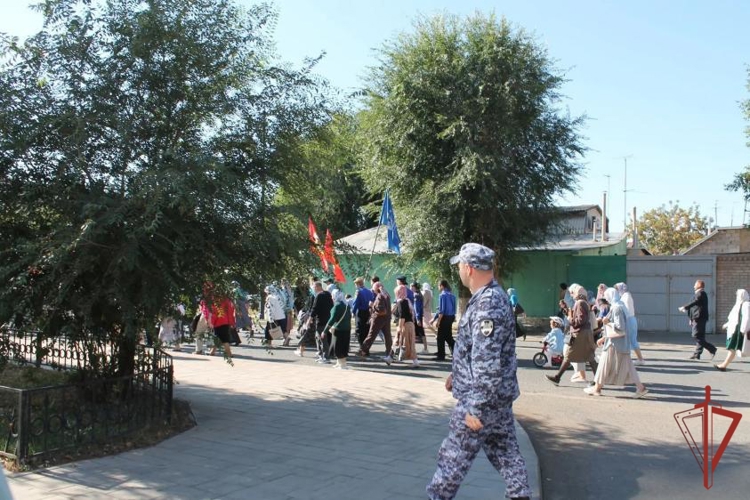 В Оренбурге росгвардейцы обеспечили правопорядок во время Крестного хода в честь Рождества Пресвятой Богородицы