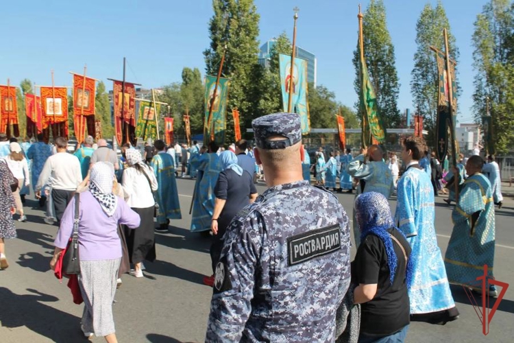 В Оренбурге росгвардейцы обеспечили правопорядок во время Крестного хода в честь Рождества Пресвятой Богородицы