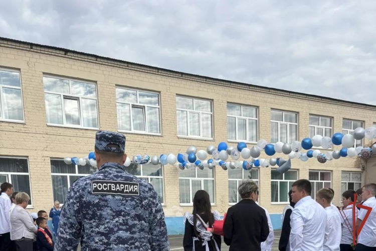 В Оренбургской области росгвардейцы обеспечили правопорядок в День знаний