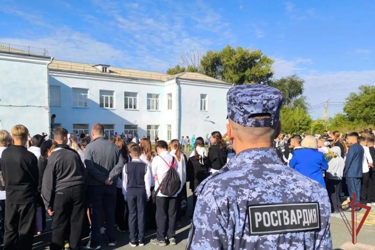 В Оренбургской области росгвардейцы обеспечили правопорядок в День знаний