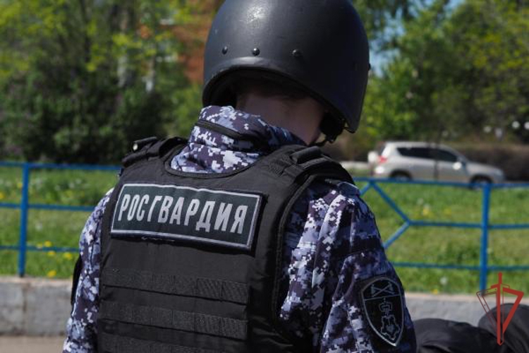 В Оренбурге росгвардейцы задержали мужчину, который похитил из магазина обувь 