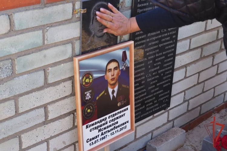 Краповый берет установлен на могиле военнослужащего спецназа Росгвардии в Оренбургской области (видео)