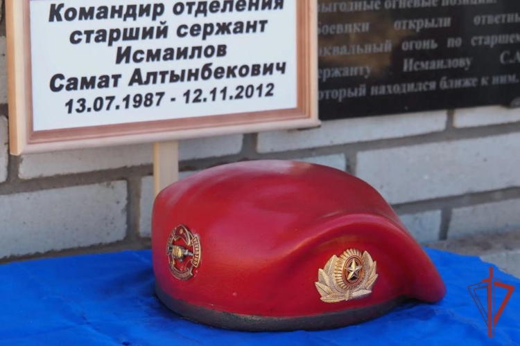 Краповый берет установлен на могиле военнослужащего спецназа Росгвардии в Оренбургской области (видео)