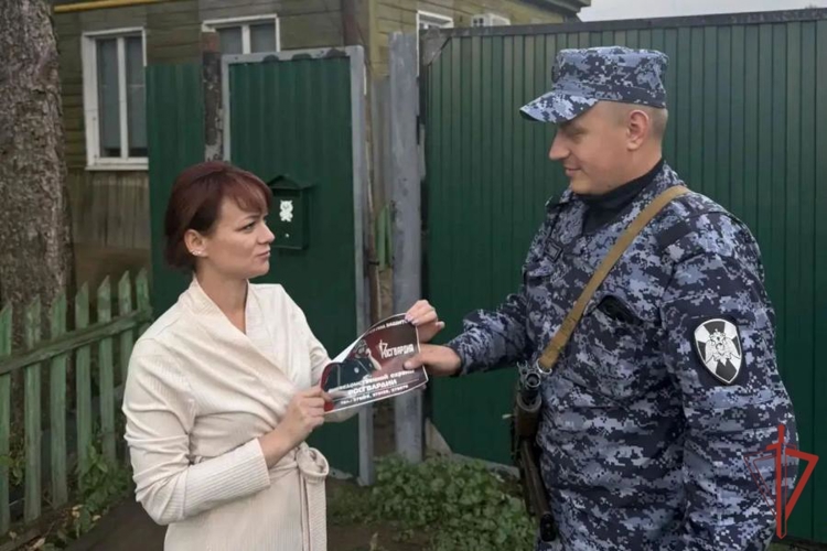 В Бузулуке сотрудники вневедомственной охраны Росгвардии провели акцию «Безопасный дом, подъезд, квартира»