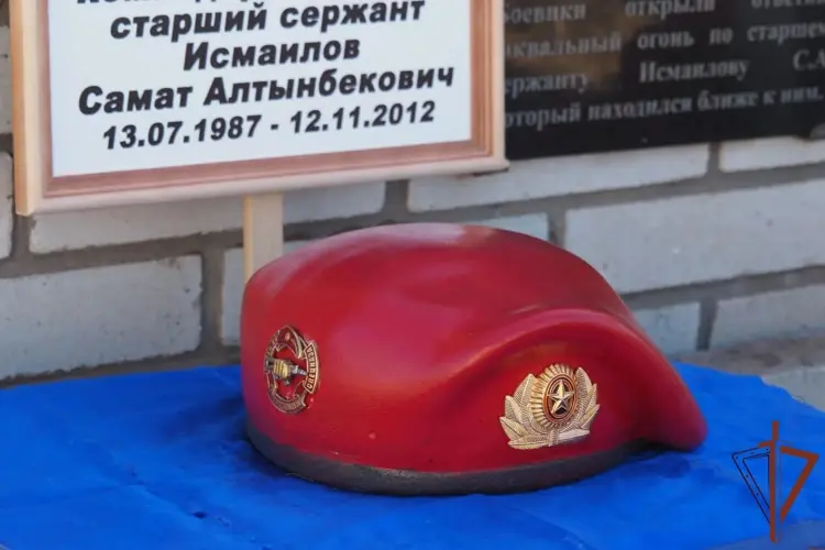 Краповый берет установлен на могиле военнослужащего спецназа Росгвардии в Оренбургской области (видео)